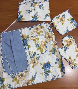 Set cucina con fiori blu e bianchi