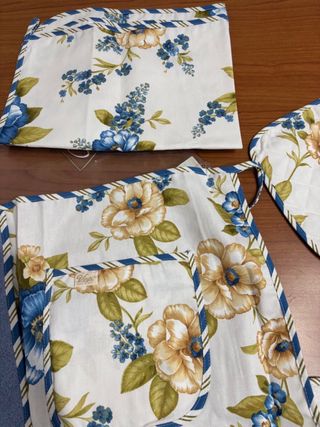 Set cucina con fiori blu e bianchi