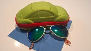 Gafas de sol infantiles doradas y verdes