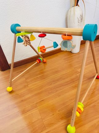 Gimnasio de madera para bebé