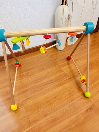 Gimnasio de madera para bebé