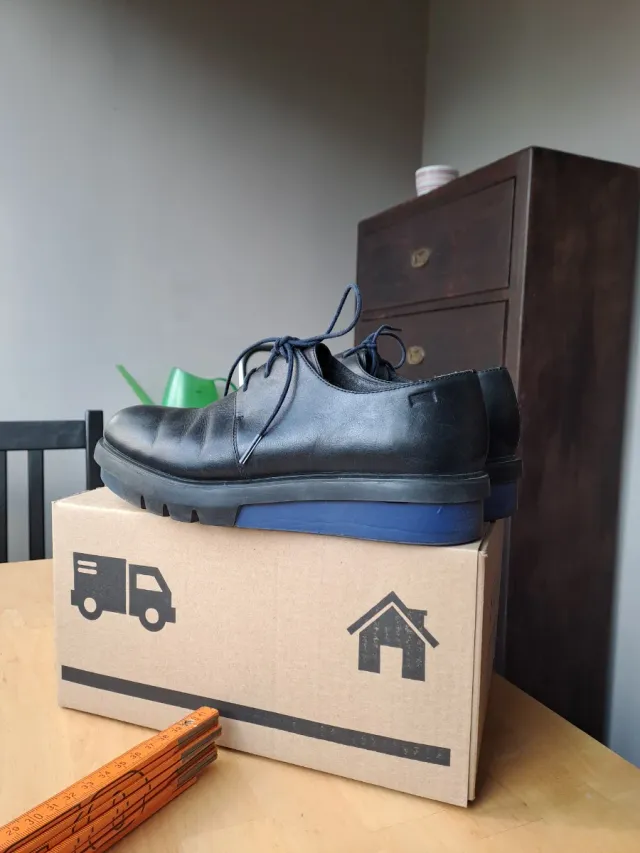 Zapatos Camper Negros Cordones y Suela Azul