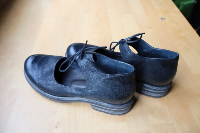 Zapatos Vialis tacón bajo negros