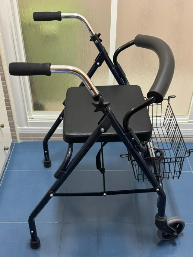 Andador con asiento y cesta