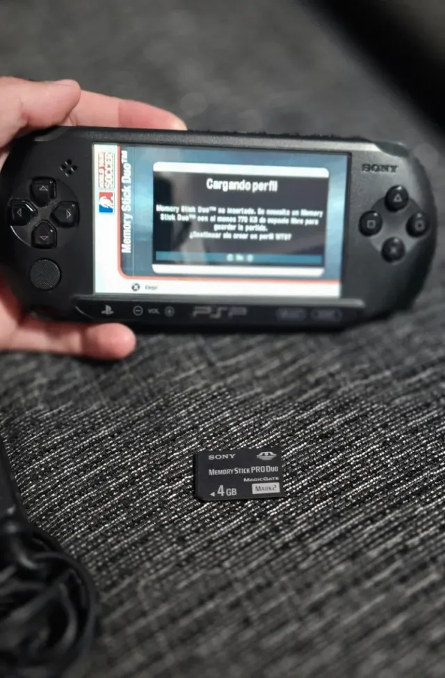 Sony PSP Street Negra + Cargador + Memory Stick