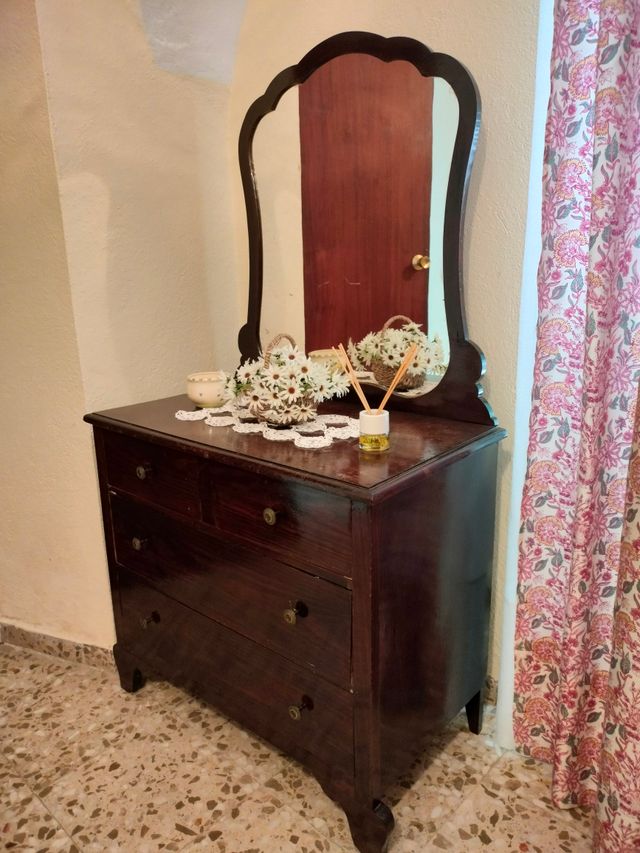 Cómoda antigua de madera con espejo