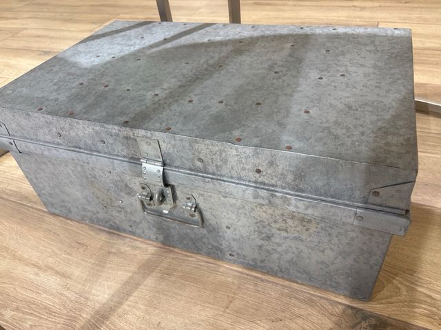 Baúl metálico plateado