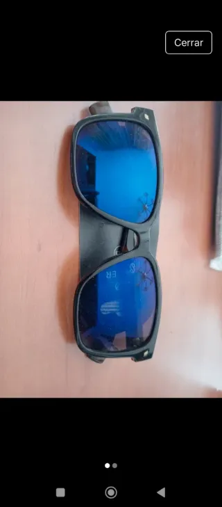 Gafas de sol negras y azules