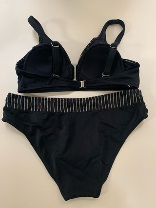 Bikini negro con detalles dorados
