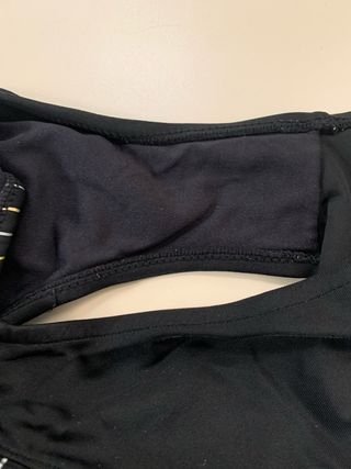 Bikini negro con detalles dorados