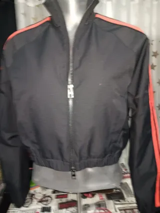 Cazadora corta Zara negra y rojo.