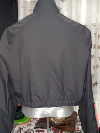 Cazadora corta Zara negra y rojo.