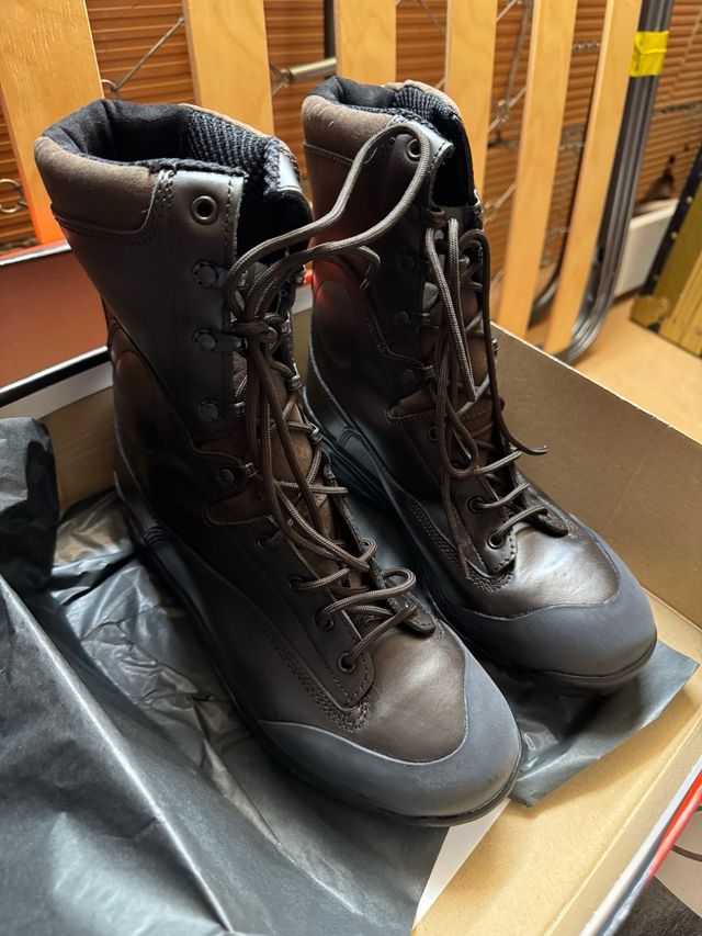 Anfibi militari marroni