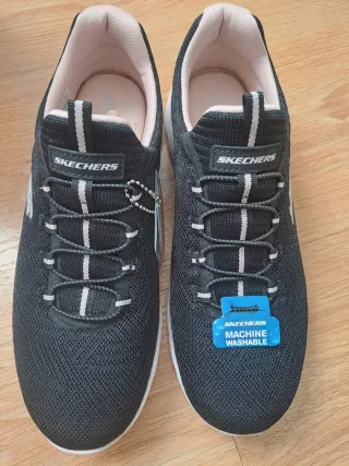 Zapatillas Skechers Negras y Rosas, sin usar.