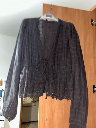 2 Blusas Juveniles Grises y Blancas