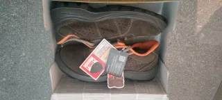 Zapatos de seguridad marrones y naranjas