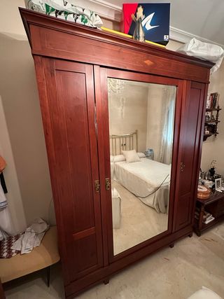 Armario antiguo de madera con espejo