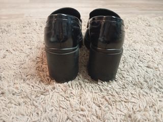 Zapatos negros con cadena