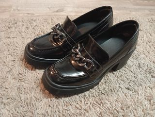Zapatos negros con cadena