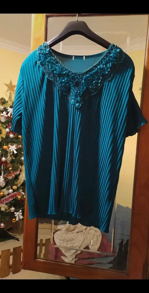 Camisola azul turquesa com decote trabalhado