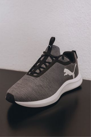 Zapatillas Puma grises y blancas