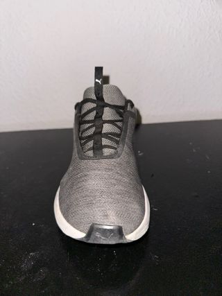 Zapatillas Puma grises y blancas