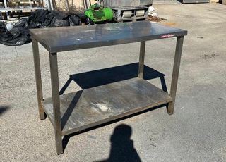 Mesa de acero inoxidable con estante