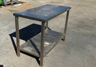 Mesa de acero inoxidable con estante