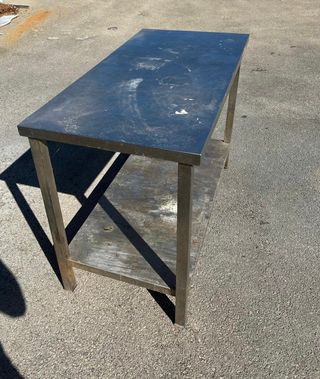 Mesa de acero inoxidable con estante