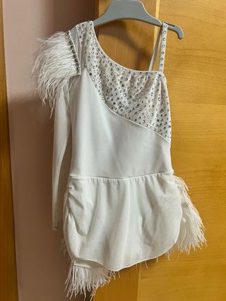 Maillot blanco con pedrería y plumas