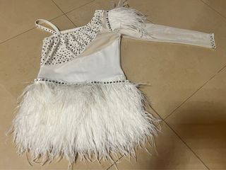 Maillot blanco con pedrería y plumas