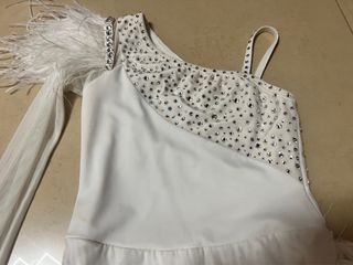Maillot blanco con pedrería y plumas