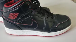 Zapatillas Jordan Niño Negras y Rojas