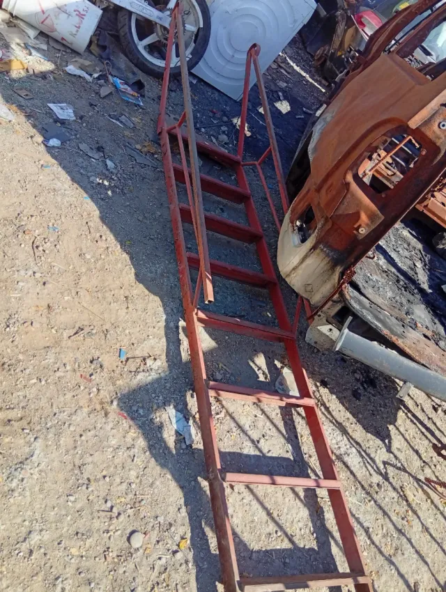 Escalera metálica para altillo