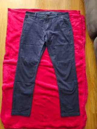 Pantalón vaquero azul vintage de la marca Guess