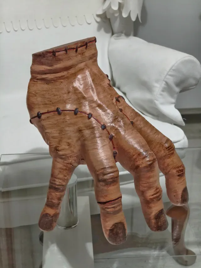 Mano cosa. Familia Addams Gigante. Pintada a mano.