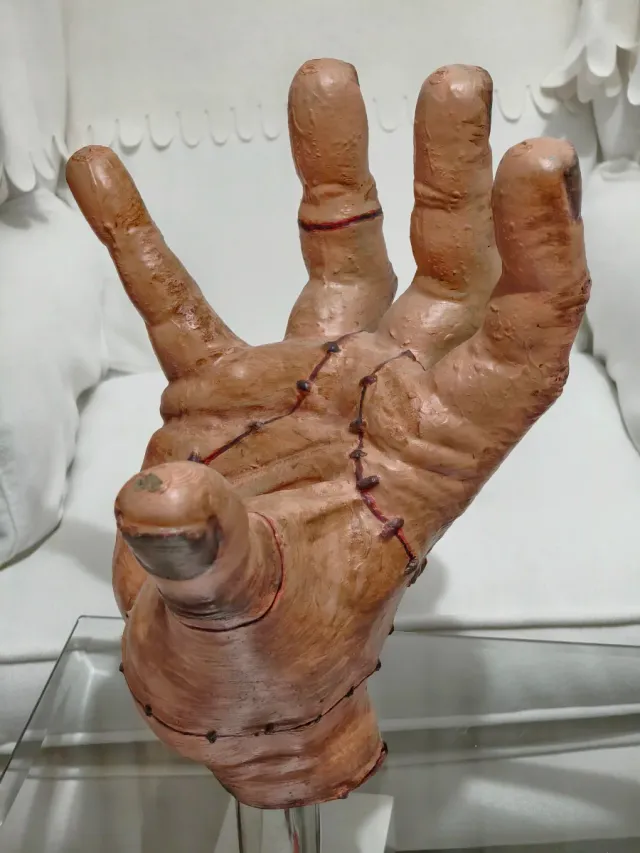 Mano cosa. Familia Addams Gigante. Pintada a mano.