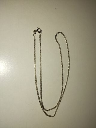 Cadena de plata de ley.
