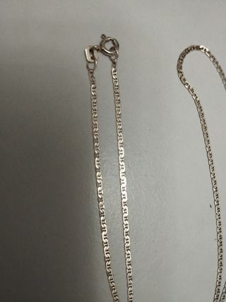 Cadena de plata de ley.