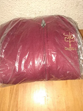 Chándal con logo bordado