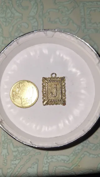 Dije de oro con letra J