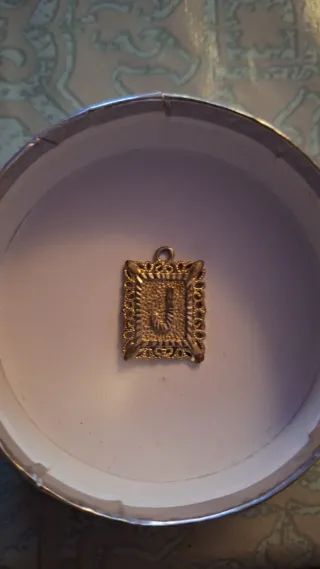 Dije de oro con letra J