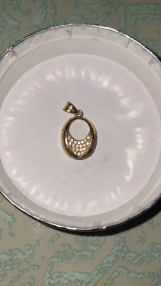 Colgante ovalado con circonitas