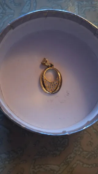 Colgante ovalado con circonitas