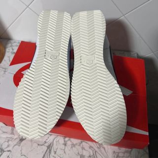 Zapatillas Nike Cortez Blancas y Negras Nuevas