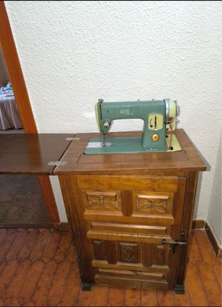 Máquina de coser Alfa antigua