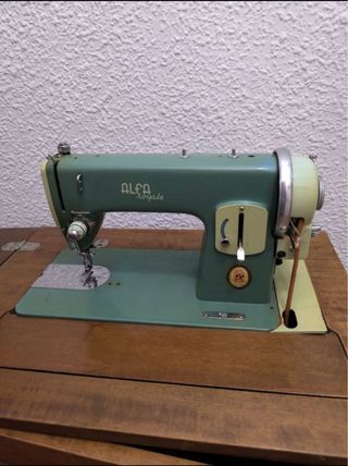 Máquina de coser Alfa antigua
