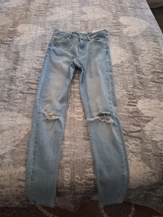 Jeans Bershka strappati azzurri
