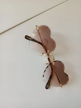 Occhiali da sole a cuore marroni e oro