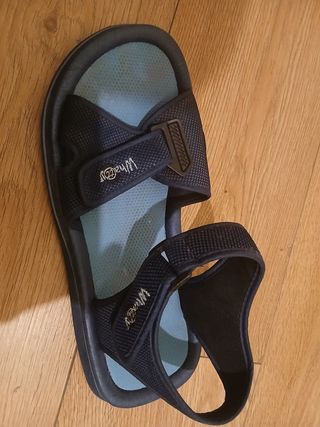 Sandalias para hombre, color negro. Son dos sandal